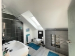 Duschbad - WOHNTRAUM im Dachgeschoss: 3,5-Zimmer-Maisonette-Wohnung mit zwei Balkonen & Stellplatz in Nürnberg