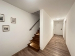 Treppenaufgang / UG - Traum für Gartenliebhaber: Top moderne 3+2-Zimmer-Eigentumswohnung in herrlicher Lage von Hersbruck