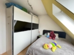 Schlafzimmer - Schöner Ausblick: Sonnige 2-Zimmer-DG-Wohnung mit zwei Balkonen & Kfz-Stellplatz in Cadolzburg
