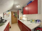 Küche - Schöner Ausblick: Sonnige 2-Zimmer-DG-Wohnung mit zwei Balkonen & Kfz-Stellplatz in Cadolzburg