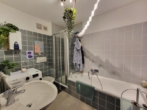 Bad - Die Erlanger City im Blick!!! Sonnige 3-Zimmer-DG-Wohnung mit Balkon & Einbauküche zur Miete