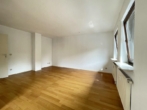 Wohnzimmer - Entspannt leben am See: 2-Zimmer-Erdgeschoss-Wohnung mit Stellplatz am Wöhrder See in Nürnberg