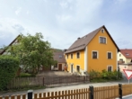 Außenansicht Bild 2 - Rarität auf dem Land! Charmantes, saniertes Einfamilienhaus mit Scheune & schön angelegtem Garten bei Offenhausen