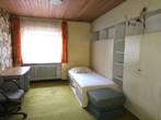 Kinderzimmer 2 - „Dornröschenschlaf“: Großer Bungalow mit Sanierungsbedarf in ruhiger Lage von Hiltpoltstein