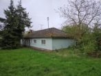 Außenansicht Bild 2 - „Dornröschenschlaf“: Großer Bungalow mit Sanierungsbedarf in ruhiger Lage von Hiltpoltstein