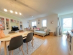 Wohnzimmer - Schöne 2-Zimmer-Wohnung mit Sonnenbalkon & TG-Stellplatz in attraktiver Wohnlage von Lauf zur Miete
