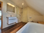 Badezimmer - Top modernisierte Doppelhaushälfte mit neu angelegtem Garten & Garage in ruhiger Lage von Schnaittach
