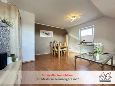 Gemütlich unterm Dach: Helle 2-Zimmer-Wohnung mit Einbauküche und Stellplatz in Lauf, 91207 Lauf, Dachgeschosswohnung
