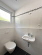 Gäste-Toilette - TOP! Schönes Young-Family-Reihenhaus mit 5 Zimmern, Dachterrasse und zwei Einzelgaragen in Feucht