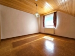 Schlafzimmer im DG - Charmantes Ein- bis Zweifamilienhaus mit großem Garten & Garage in Ortsrandlage von Hormersdorf