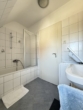 Badezimmer mit Badewanne - Gemütliche 2-Zimmer-Dachgeschosswohnung in zentrumsnaher Lage von Lauf