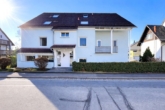 Hausansicht - Ein Balkon wäre schon schön… Hier gibt’s gleich 2! Großzügige 3-Zimmer-Wohnung mit STP in Heuchling