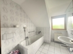 Tageslichtbad - Helle 2,5-Zimmer-Galerie-Wohnung mit Tiefgarage, Stellplatz & EBK in Rückersdorf zur Miete