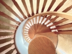 Wendeltreppe - Helle 2,5-Zimmer-Galerie-Wohnung mit Tiefgarage, Stellplatz & EBK in Rückersdorf zur Miete