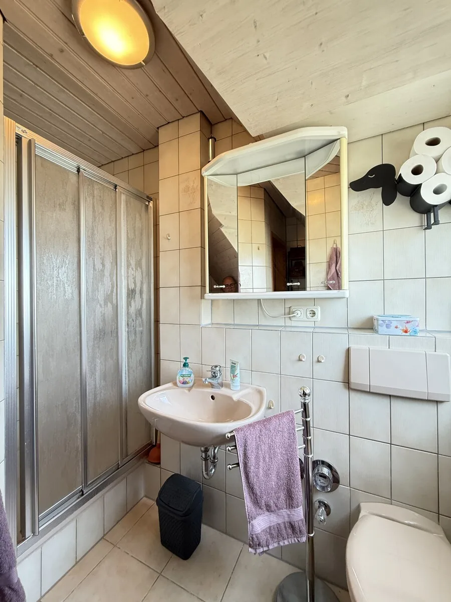 Badezimmer mit Dusche