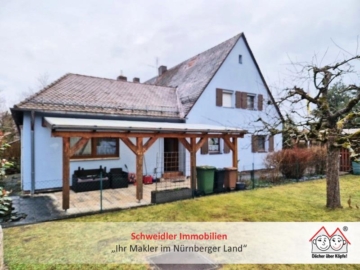 Charmante Doppelhaushälfte mit Nebengebäude & Carport in ruhiger Lage von Schwaig, 90571 Schwaig, Haus