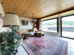 EG Wohnzimmer - Leben mit Panorama – Einfamilienhaus mit gut 800 m² Grundstück und zwei Garagen in Simmelsdorf