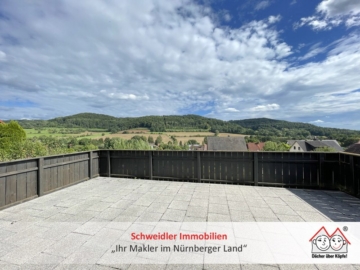 Leben mit Panorama – Einfamilienhaus mit gut 800 m² Grundstück und zwei Garagen in Simmelsdorf, 91245 Simmelsdorf, Einfamilienhaus