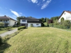 Hausansicht mit Garten - Leben mit Panorama – Einfamilienhaus mit gut 800 m² Grundstück und zwei Garagen in Simmelsdorf