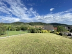 Garten - Leben mit Panorama – Einfamilienhaus mit gut 800 m² Grundstück und zwei Garagen in Simmelsdorf