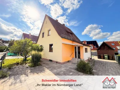 Stadt vor der Tür, Garten hinterm Haus: Ihr neues Einfamilienhaus mit Kamin & Garage in Lauf, 91207 Lauf, Einfamilienhaus