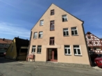 Hausansicht - Dachgeschossliebhaber: Schöne 4-Zimmer-Balkon-Wohnung in der Gräfenberg Altstadt zur Kapitalanlage