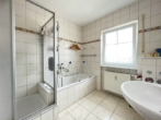 Tageslichtbad - Penthouse-Feeling: Top 2-Zimmer-Wohnung mit großer Dachterrasse und Fernblick zum Moritzberg in Lauf