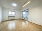 Wohnzimmer - Penthouse-Feeling: Top 2-Zimmer-Wohnung mit großer Dachterrasse und Fernblick zum Moritzberg in Lauf