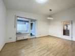 Wohnzimmer - Penthouse-Feeling: Top 2-Zimmer-Wohnung mit großer Dachterrasse und Fernblick zum Moritzberg in Lauf