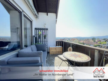 Aussicht, die begeistert! Schöne 3-Zimmer-Wohnung mit Balkon und Garage in Lauf-Heuchling, 91207 Lauf, Etagenwohnung