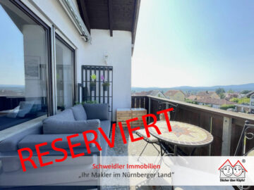 Aussicht, die begeistert! Schöne 3-Zimmer-Wohnung mit Balkon und Garage in Lauf-Heuchling, 91207 Lauf, Etagenwohnung
