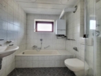 Bad OG - Ideal für 2-3 Personen: Renovierte 3+1-Zimmer-Wohnung mit Sonnenbalkon & Garage in Röthenbach/Peg.