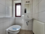 Gäste WC - Ideal für 2-3 Personen: Renovierte 3+1-Zimmer-Wohnung mit Sonnenbalkon & Garage in Röthenbach/Peg.