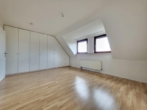 Schlafen 2 OG - Ideal für 2-3 Personen: Renovierte 3+1-Zimmer-Wohnung mit Sonnenbalkon & Garage in Röthenbach/Peg.