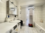 Bad - 3-Zimmer-Wohnung mit idealem Schnitt, Loggia und Stellplätzen in ruhiger und dennoch zentraler Lage von Lauf