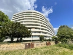 Hausansicht - Die Innenstadt im Blick: Apartment mit Balkon und schöner Aussicht in Erlangen (Sanierungsbedarf)