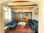 Wohnzimmer - Schmuckkästchen mit Altbau-Charme und Potential von 1919 in Henfenfeld zum Kauf