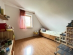 OG Kind 1 - Wie ein Haus am See: Einfamilienhaus (Bj. 1993) mit Traumgarten und Garage in Lauf-Kuhnhof