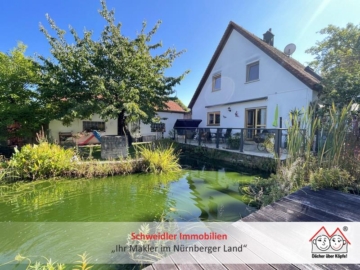 Wie ein Haus am See: Einfamilienhaus (Bj. 1993) mit Traumgarten und Garage in Lauf-Kuhnhof, 91207 Lauf, Einfamilienhaus