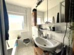 Bad mit Dusche und Wanne - Schöne 3-Zimmer-Maisonette mit Garten & Garage in Röthenbach a. d. Pegnitz