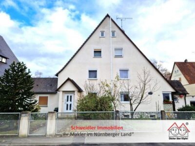 Doppelhaushälfte mit Stadtgarten, 2 Garagen und Nebengebäuden, zentral gelegen in Lauf, 91207 Lauf, Doppelhaushälfte