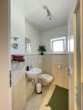 Gäste-Toilette - TOP-Lage Musikerviertel: Große 3-Zimmer-ETW mit Sonnenbalkon, EBK, Lift, Garage & Stellplatz in Lauf