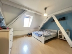 Schlafzimmer - Viel Platz für Zwei: Sonniger Altbau-Charme mit Balkon und EBK in Rückersdorf