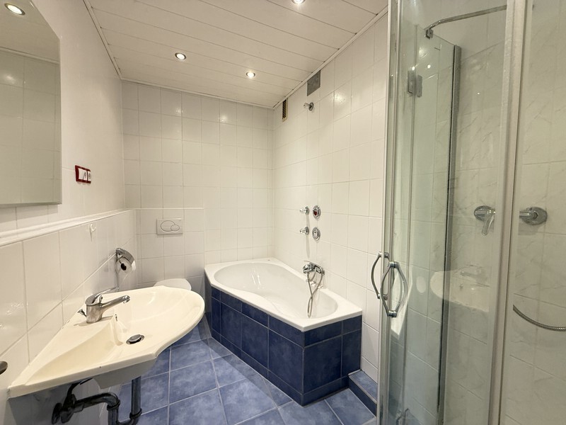 N5548 Bad mit Badewanne und Dusche