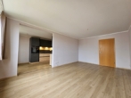 Wohnen Bild 1 - WOW! Top gepflegte 3-Zimmer-Eigentumswohnung mit Loggia, Einbauküche & Lift im Südosten von Nürnberg