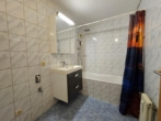 Bad - WOW! Top gepflegte 3-Zimmer-Eigentumswohnung mit Loggia, Einbauküche & Lift im Südosten von Nürnberg