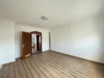 Wohnzimmer - Altbau-Charme mit Potenzial: 2,5-Zimmer-Wohnung mit zwei Balkonen in Nürnberg (4. OG ohne Lift)