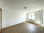 Schlafzimmer - Altbau-Charme mit Potenzial: 2,5-Zimmer-Wohnung mit zwei Balkonen in Nürnberg (4. OG ohne Lift)