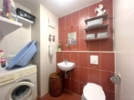 Gäste-WC mit Waschmaschinenanschluss - Moderne 3-Zimmer-Garten-Wohnung mit EBK und Tiefgaragenstellplatz