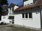 Außenansicht mit Stellplatz - Helle 2-Zimmer-Wohnung mit Wintergartenbalkon und Außenstellplatz in Rückersdorf